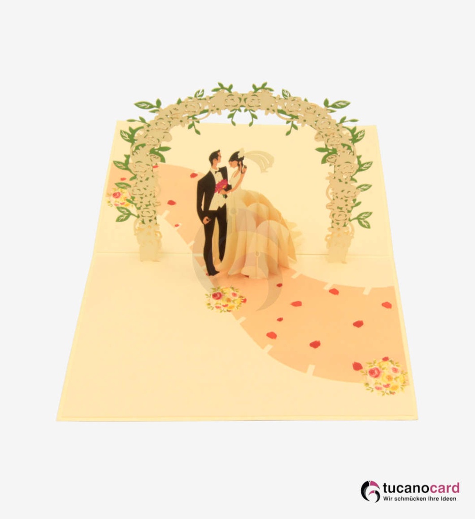Hochzeitspaar unter Blumenbogen - Kartenfarbe Beige - 15 x 20 cm