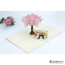 Pärchen beim Date unter Kirschbaum - Kartenfarbe Rosa - 15 x 20 cm